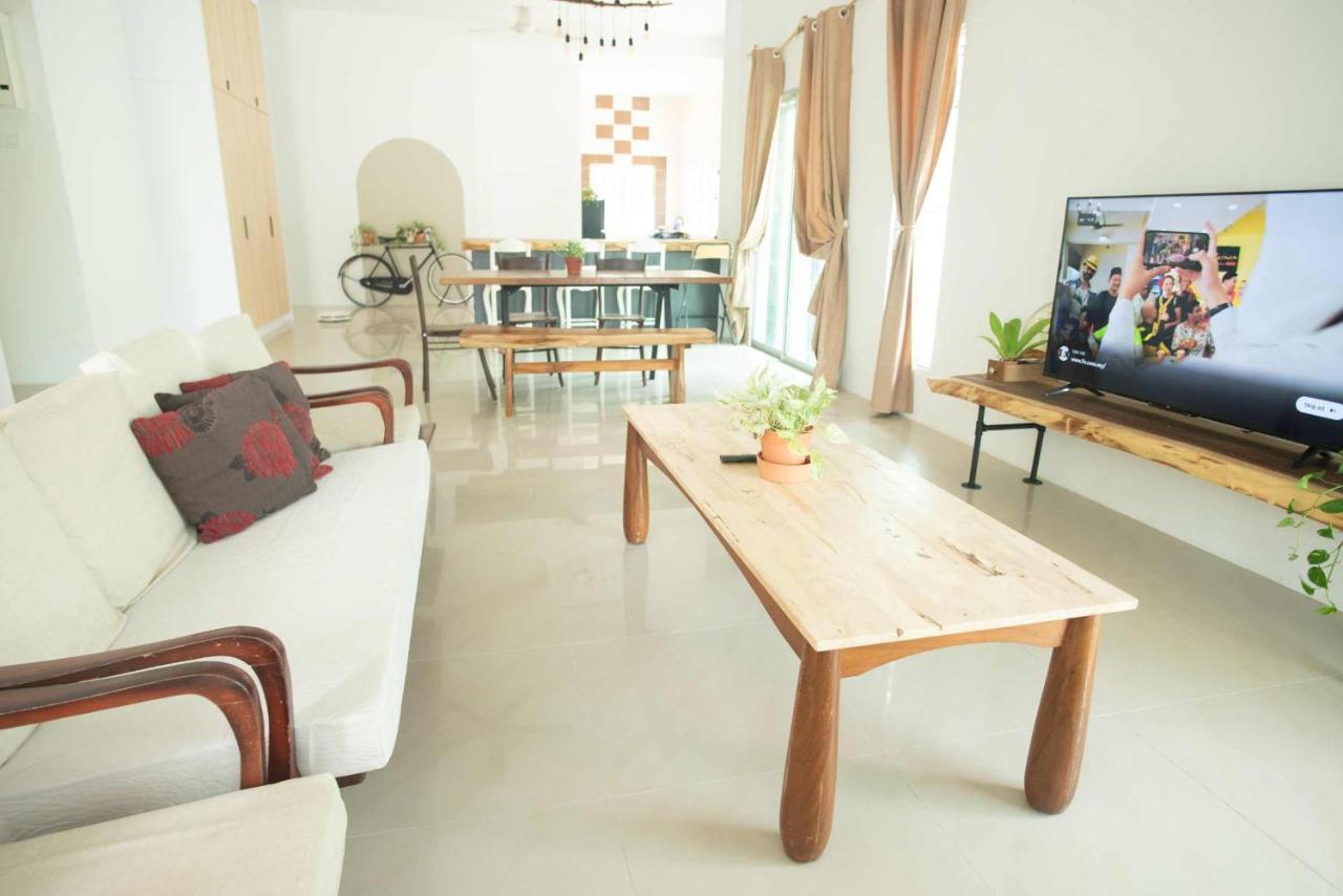 Habitat Large Semi-d House For 11-13pax Holiday home