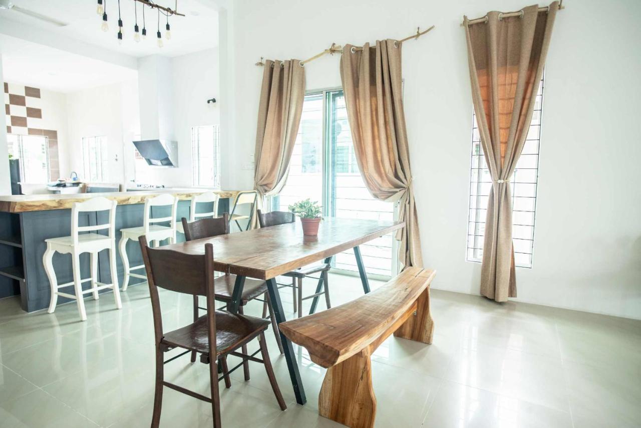 Habitat Large Semi-d House For 11-13pax Holiday home